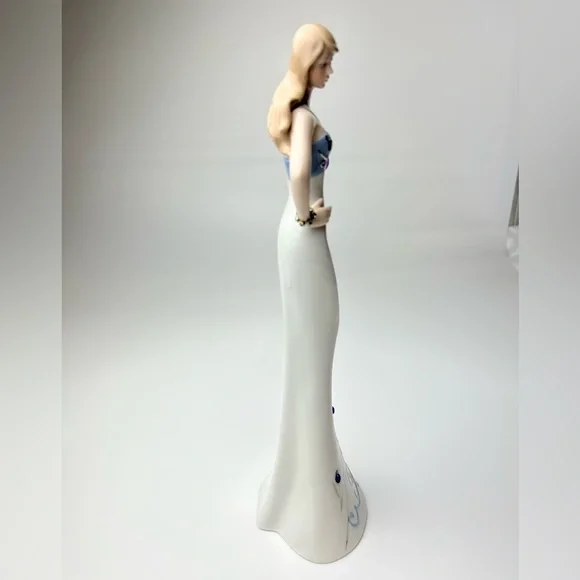 Cosmos Porcelain Elegant Doll - Picture 8 of 17